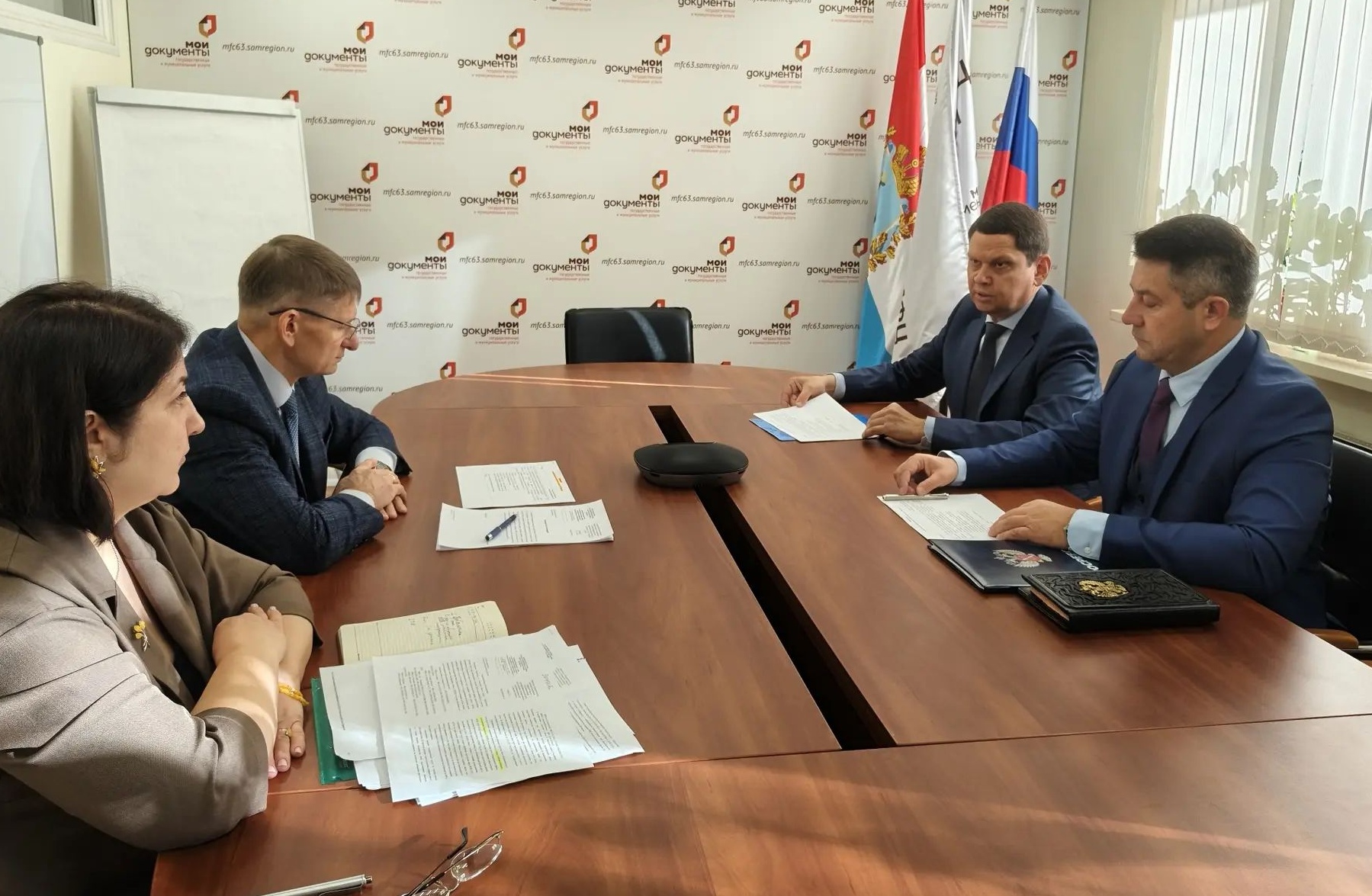 Взаимодействие трех ведомств обсуждали на встрече в МФЦ